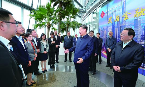 2018年11月6日至7日，中共***總書記、國家主席、***軍委主席習(xí)近平在上海考察。這是6日上午，習(xí)近平在上海中心大廈22層的陸家嘴金融城黨建服務(wù)中心，同正在聯(lián)合開展主題黨日活動的企業(yè)黨員親切交談。 新華社記者 謝環(huán)馳/攝