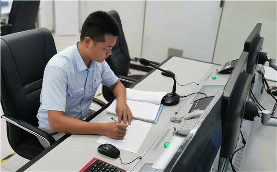 （***亮在進(jìn)行測試工作）